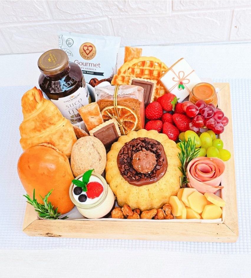 Cesta artesanal Amor e Café com frutas, pães e doces